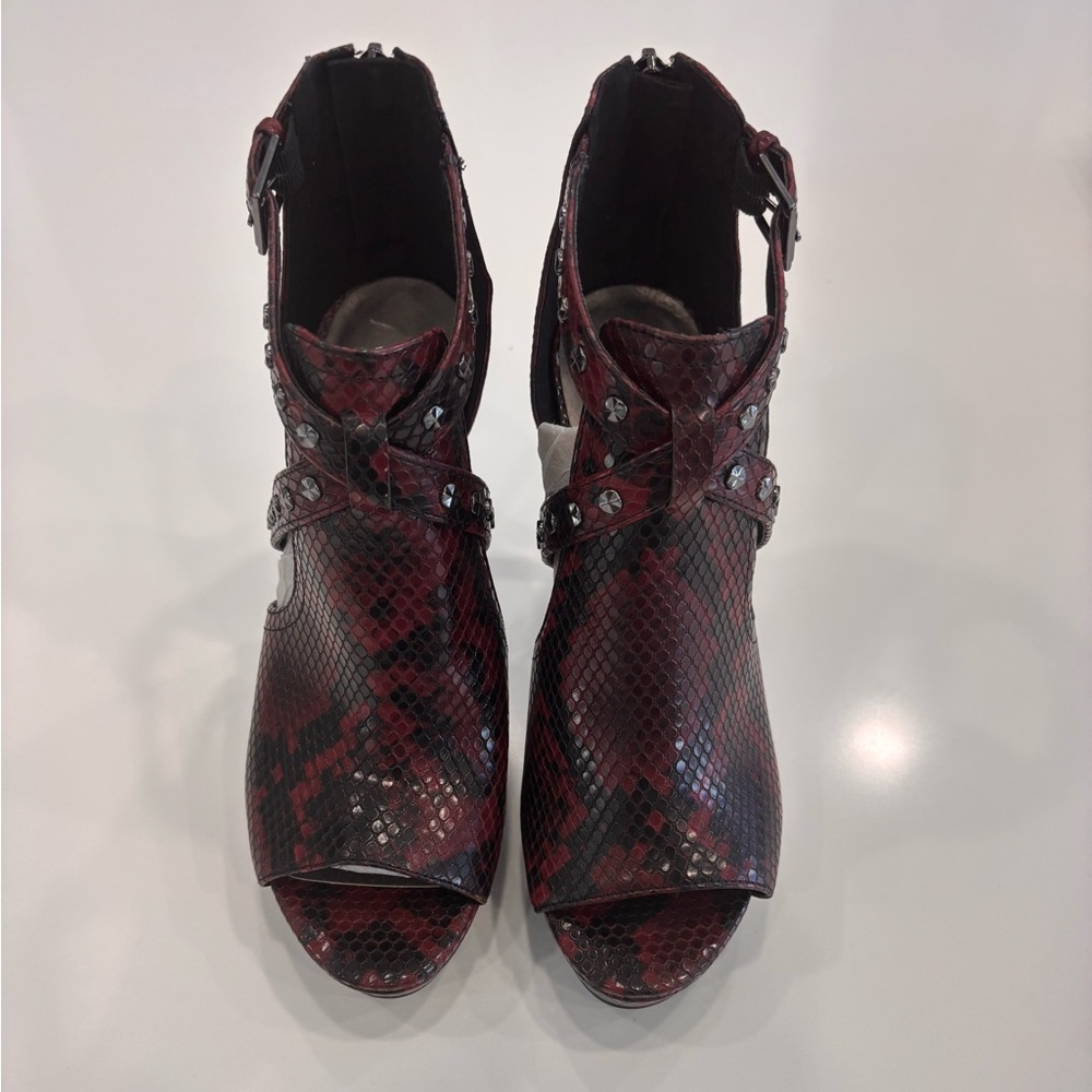 G by Guess Jasin Stylish Red and Black Women's Peep-Toe Snakeskin Heels Size 7.5